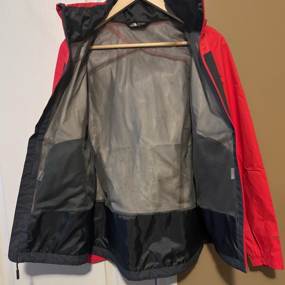 The North Face Red and Black Women’s Jacket Resolve plus Jacket DRYVENT. Size M - Picture 7 of 7